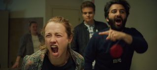 Rakel freut sich, dass sie mit Mos alle abgezockt hat. Nur Mos weiß, dass sie ein Baby im Bauch trägt. Berlinale 2021: Film: Ninjababy. Copyright: Motlys