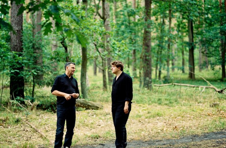 „Es brennt“ Christian Petzold und Thomas Schubert (v.l.) am Set. Copyright: Christian Schultz/Schramm Film