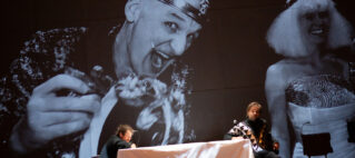 Anhaltisches Theater Dessau: Hamlet. Motiv: Felix Axel Preißler, Niklas Herzberg (vorne); Stephan Korves, Cara-​Maria Nagler (im Hintergrund). Copyright: Claudia Heysel