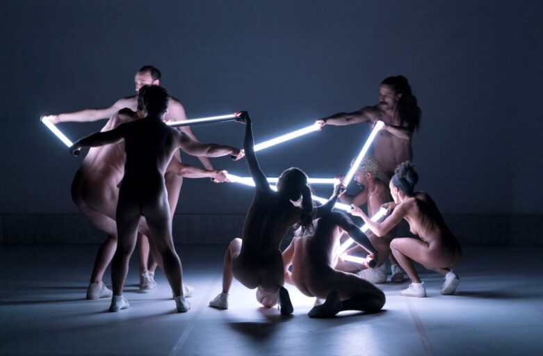 Potsdamer Tanztage 2023: Nackte Philosophie Mette Ingvarsten: Moving in Concert. Copyright: Marc Domage